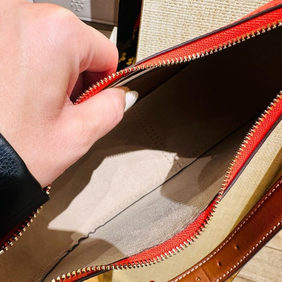 Tory Burch Thea Textured Convertible Leather Crossbody - Picture 5 of 11